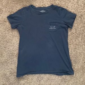 Women’s Navy Blue Vineyard Vine’s Tee in Size Small (good condition)